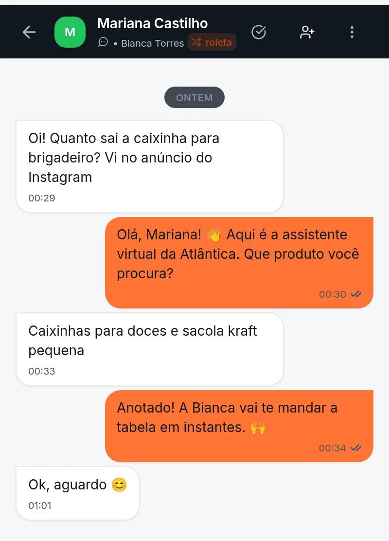 Conversa em que o chatbot atende primeiro e a conversa fica com a vendedora Bianca Torres, distribuída pela roleta