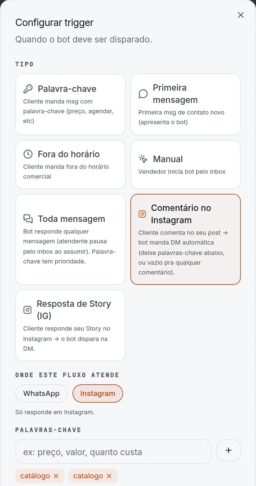 Configuração do gatilho do chatbot com Comentário no Instagram selecionado e a palavra-chave catálogo
